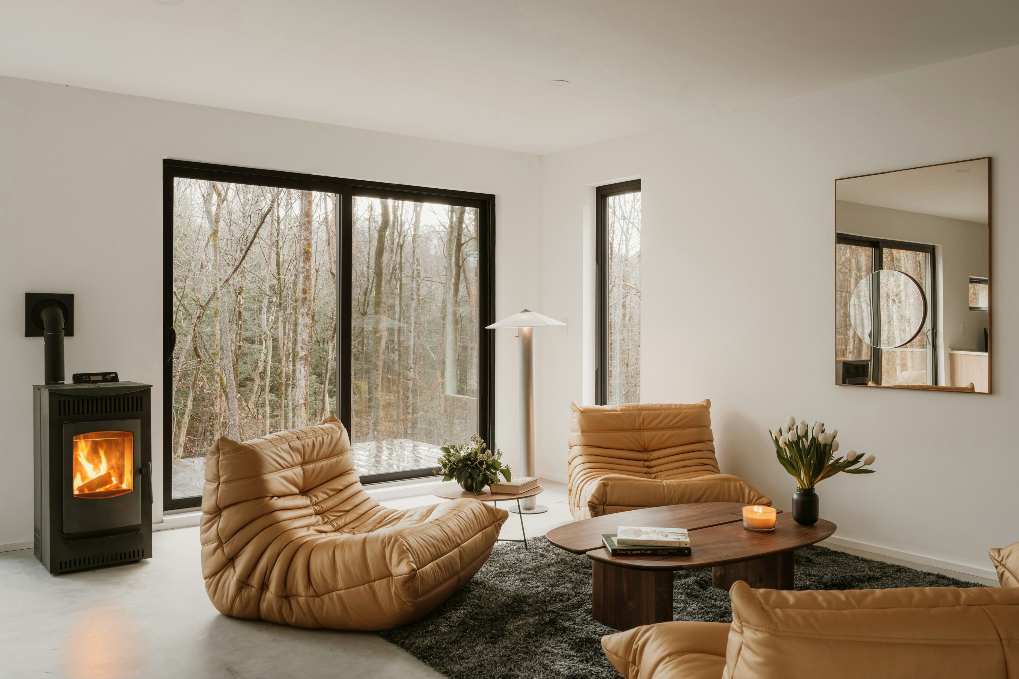 Salon d'une villa contemporaine ouvert sur la nature